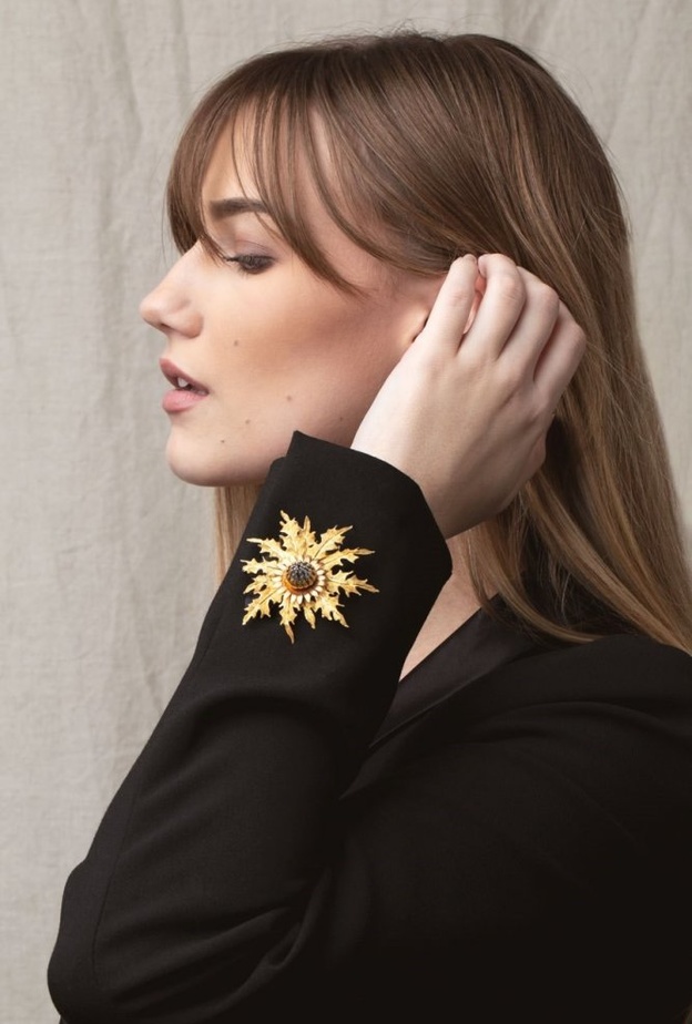  بروش عتيق على أكمام بالطو أسود أنيق من دار buccellati