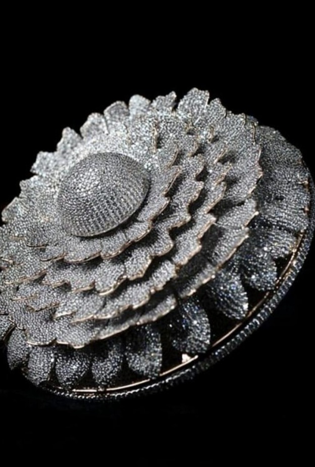  الخاتم على شكل زهرة ساحرة مكونة من 8 طبقات ومرصع بـ 12638 ماسة صغيرة