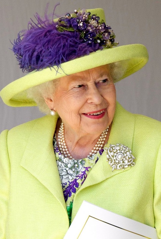  الملكة إليزابيث الثانية بأحد بروشاتها الفاخرة