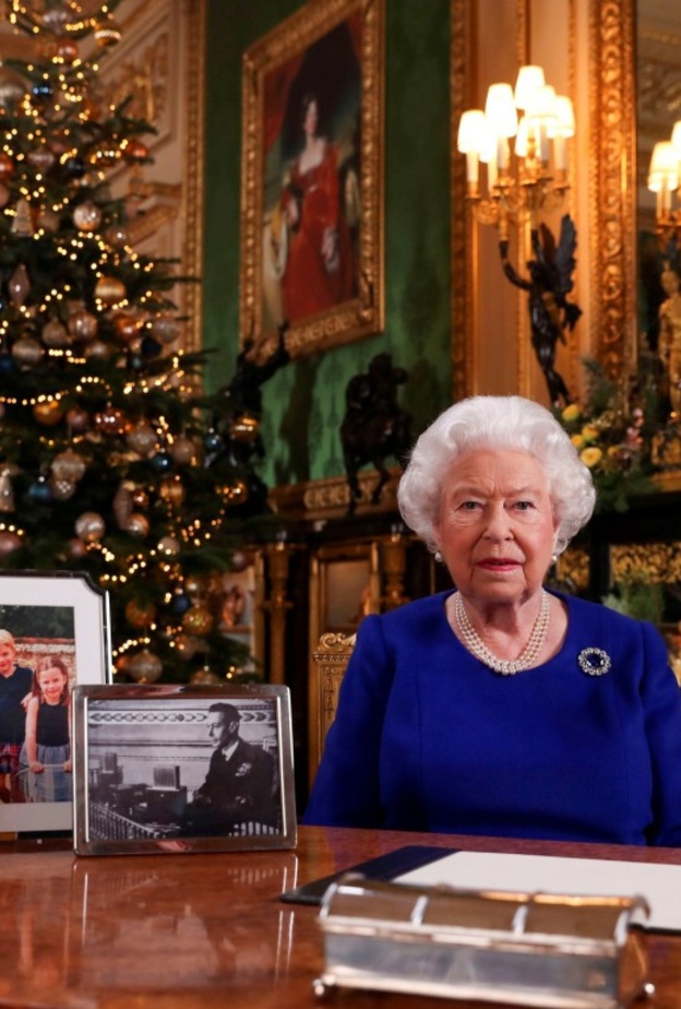 أجمل بروشات الملكة إليزابيث في رسائل عيد الميلاد ‏على مر السنين