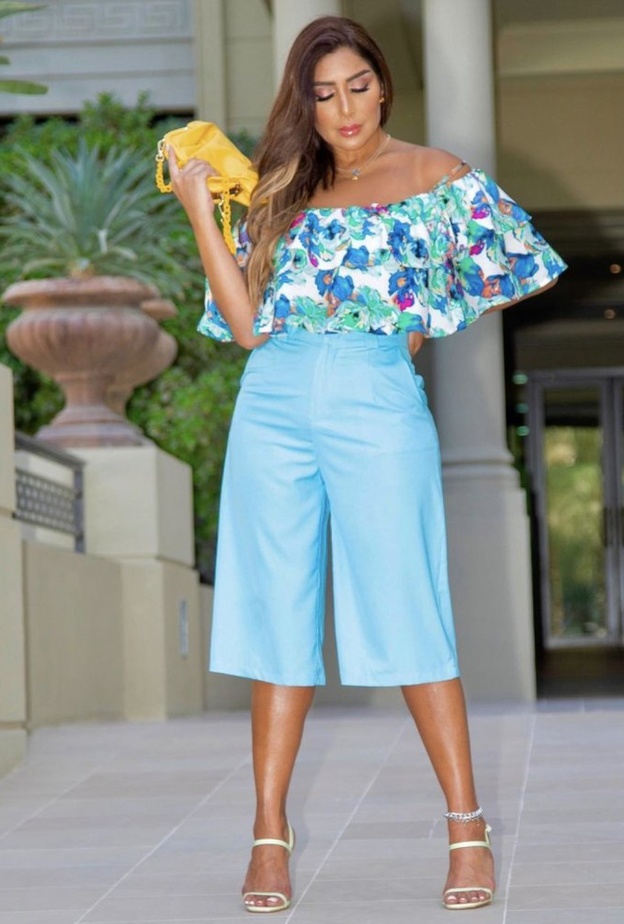 تنسيق صيفي في البنطلون الأزرق والتوب المعرقة اعتمدته هدى حمدان