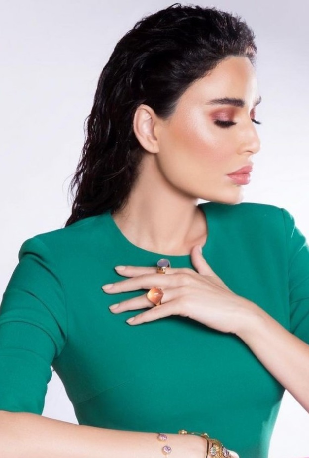 تسريحات الشعر المبلل والمسحوب الى الخلف بأسلوب سيرين عبدالنور