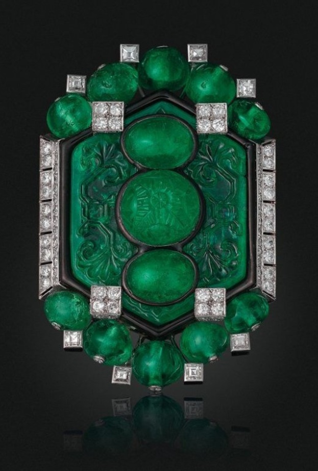 بروش cartier المصنوع على طراز الآرت ديكو من الزمرد والماس والمينا