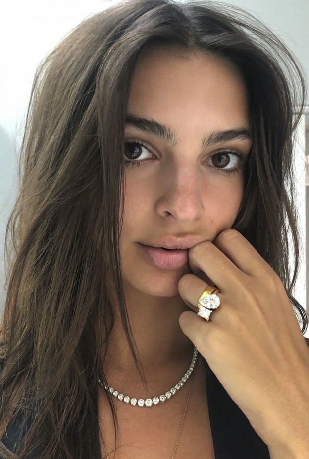 عارضة الأزياء إميلي راتاجكوفسكي بخاتم خطوبة متعدد الأحجار