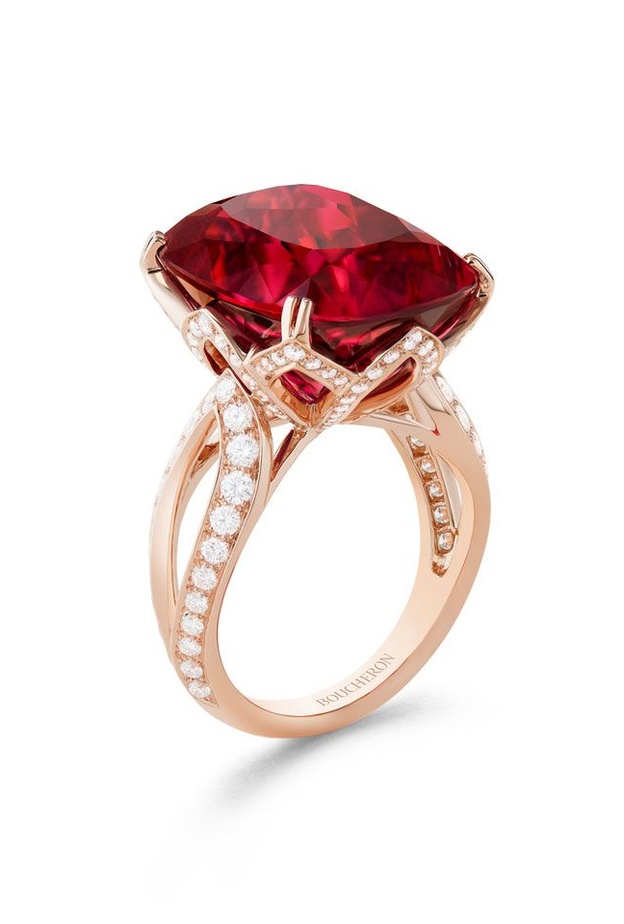  خاتم من الذهب الوردي مرصع بالماس وفص كبير من الروبي من دار boucheron