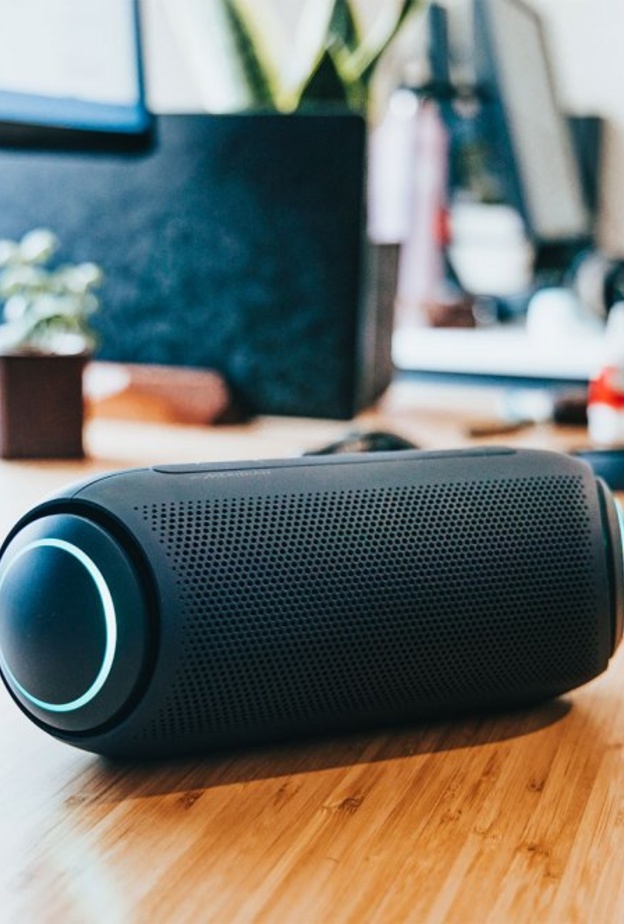 أصبح للعطلات معنى مختلف مع السماعات المحمولة من _إل جي