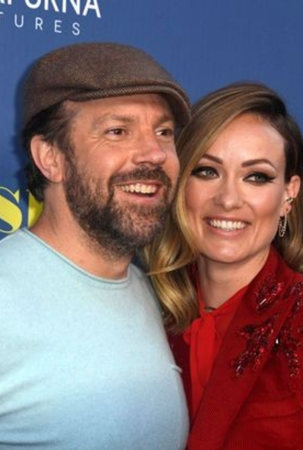 عناق حار بين المنفصلين حديثا أوليفيا وايلد وجيسون سوديكس