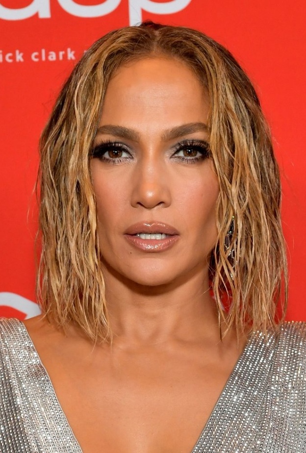 صيحات جينيفر لوبيز الجمالية مع تسريحات الشعر المبلل