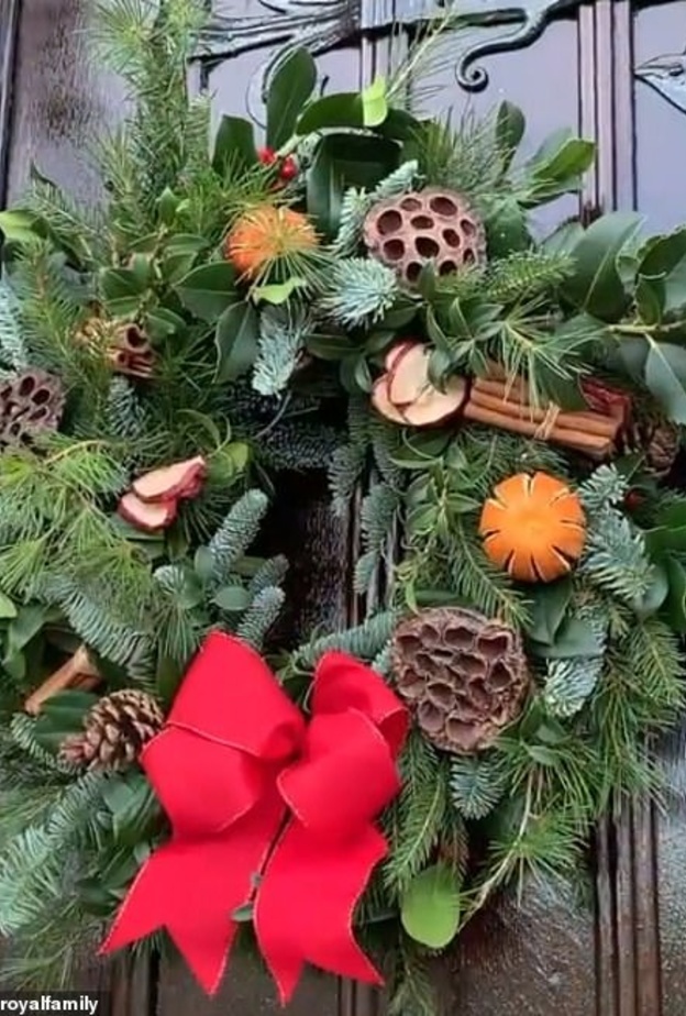 من وحي العائلة المالكة البريطانية.. كيف تصنعين إكليل من الزهور بمناسبة أعياد نهاية ‏العام؟