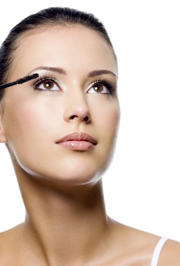 الخلطات الطبيعية تساعد على علاج الرموش القصيرة