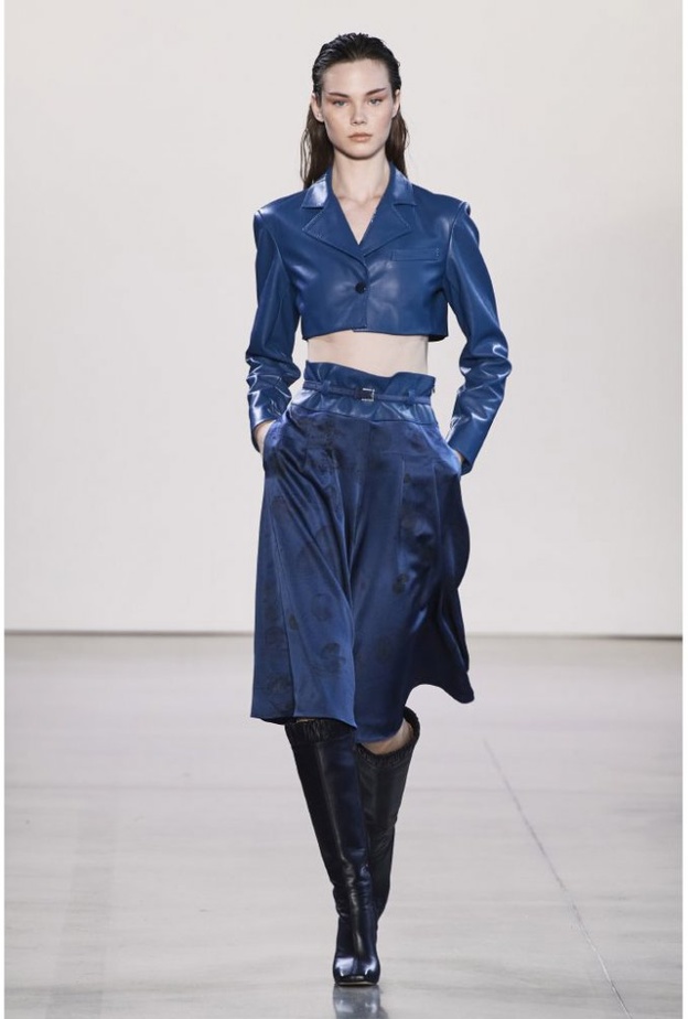 طرق تنسيق الكروب توب الشتوية والجلدية من دار Alejandra Alonso Rojas