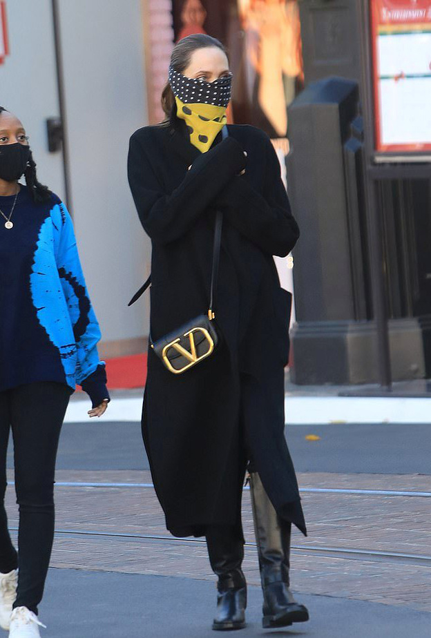 احدث اطلالات أنجلينا جولي الأنيقة بلوك مونوكروم شتوي برفقة إبنتها