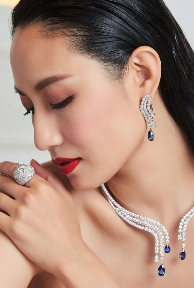  طاقم من عقد من الذهب الأبيض والياقوت الأزرق وفصوص الألماس، وزوج من الأقراط المصاحبة من piaget