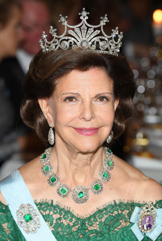 الملكة سيلفيا ترتدي طقم Bernadotte Emerald Suite 