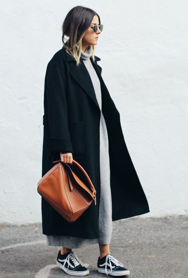  نسقي المعطف الاسود مع الاطلالات اليومية الكاجوال