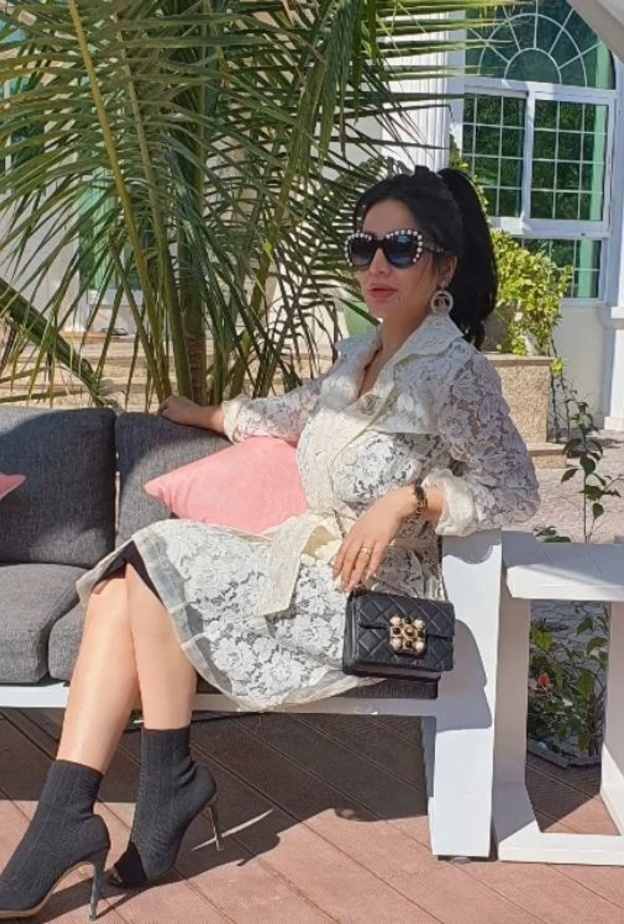 إطلالات لجين عمران أنيقة بالفستان الدانتيل الأبيض