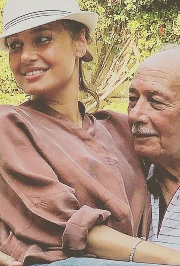 حلا شيحة بين أحضان والدها