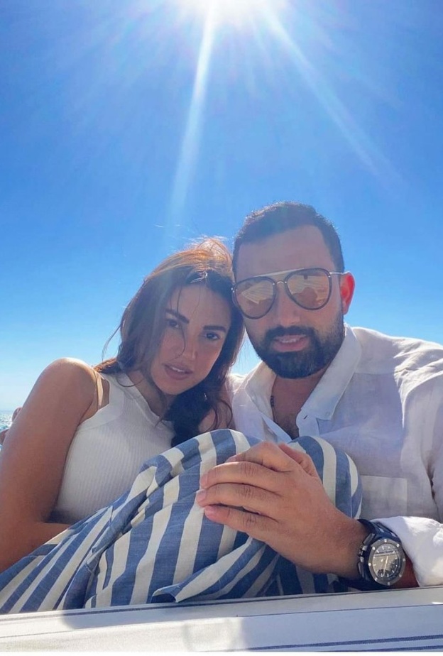 النجمة درة زروق تشارك جمهورها صورة بأجواء البحر مع زوجها  