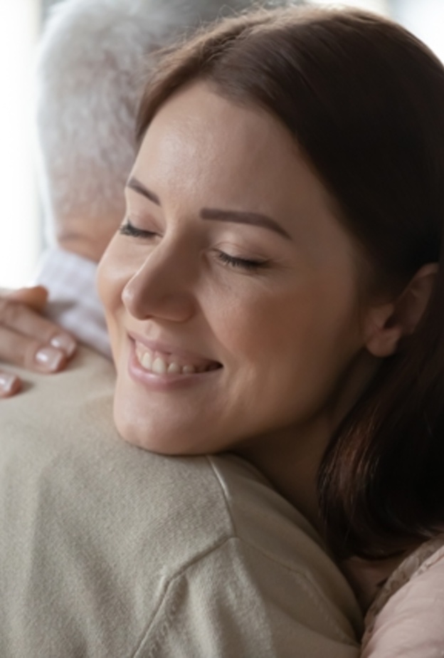 أسرار إنجذاب الفتاة الى الرجل صاحب الشعر الأبيض
