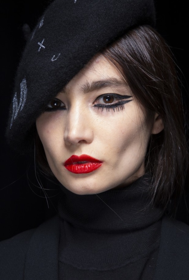 طرق تطبيق مكياج ملفت مع احمر الشفاه القوي لسهرات نهاية العام