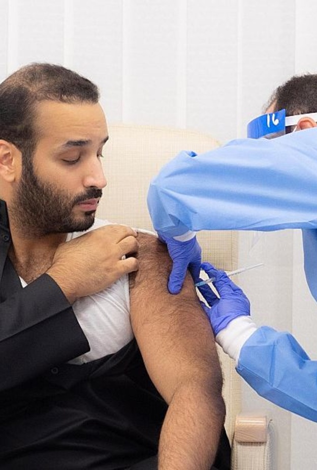 سمو ولي العهد يتلقى الجرعة الأولى من لقاح كورونا