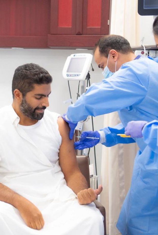 وزير الثقافة السعودي يتلقى الجرعة الأولى من لقاح كورونا