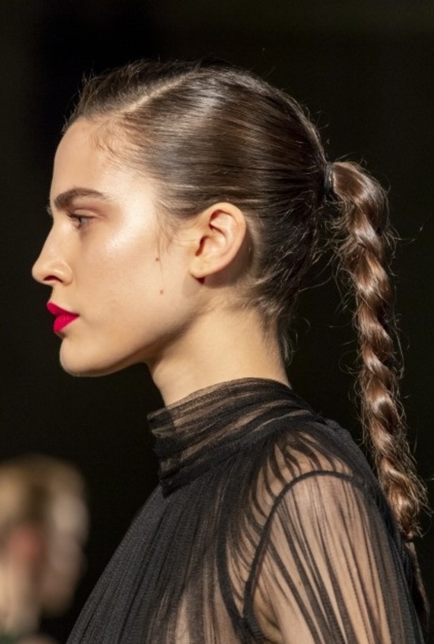 تسريحات شعر ذيل الحصان بأساليب مختلفة لسهرات رأس السنة 2020