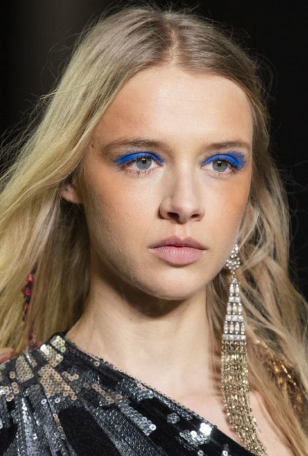 رسمات مكياج ملونة وزرقاء بتدرجات نيلية من وحي Tadashi Shoji