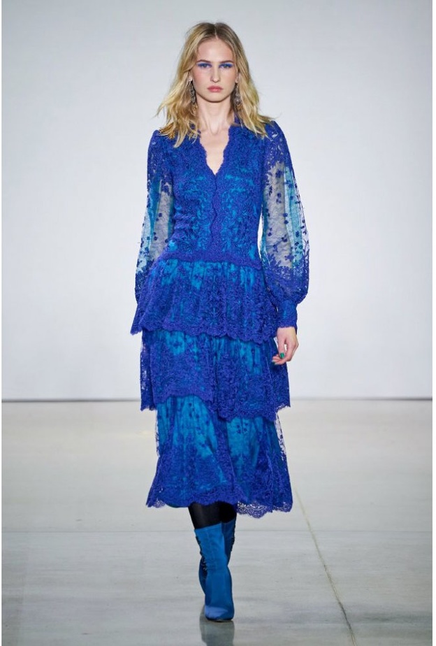 فساتين سهرة باللون الازرق مع الدانتيل من دار Tadashi Shoji