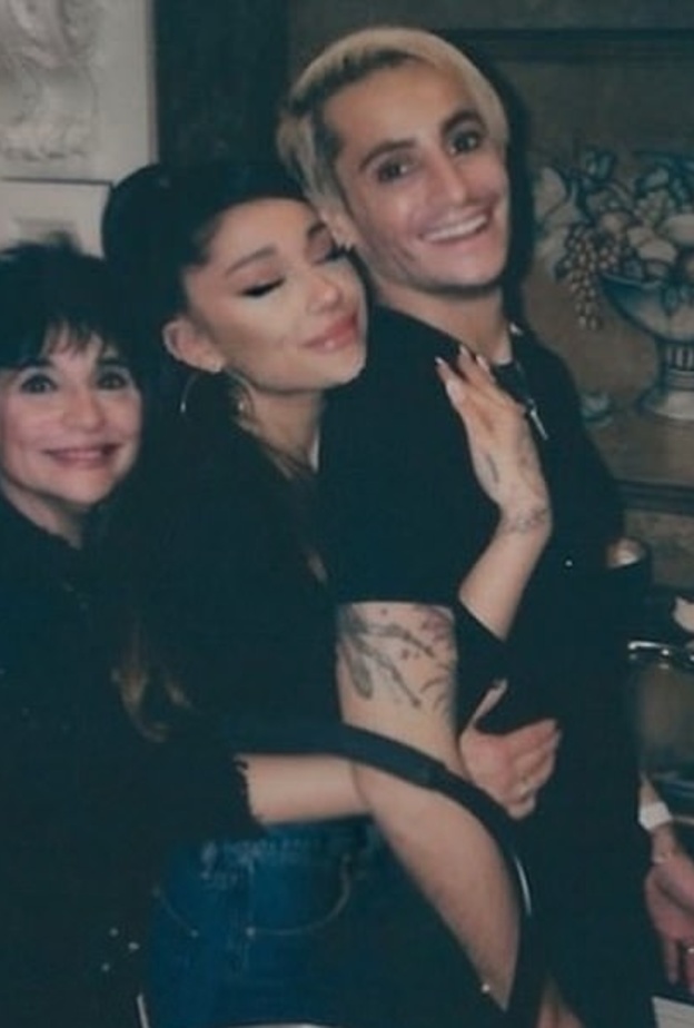 أريانا جراندي تحتفل ب يوم الكريسماس