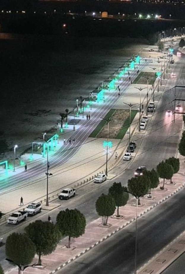 ممشى السيف الشرقي له سحر خاص في الليل  - المصدر وكالة الأنباء السعودية