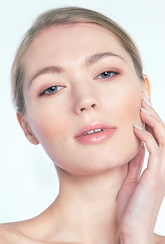 ماء الورد لتفتيح البشرة