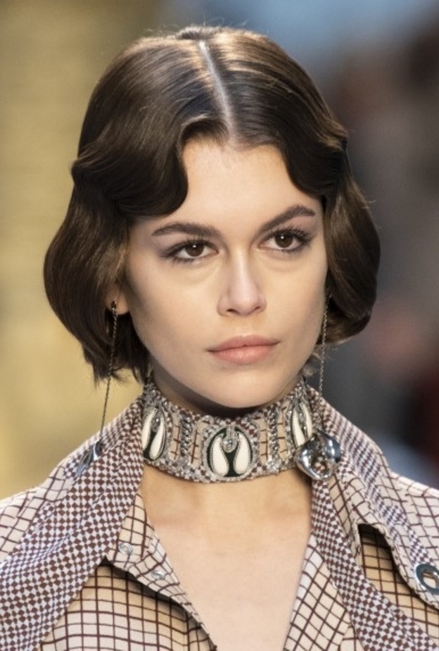 تسريحات شعر بلمسات الريترو لإطلالة كلاسيكية جذابة لسهرات نهاية العام