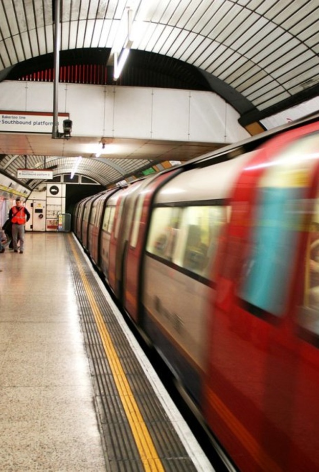  قطار أنفاق لندن من أفضل وسائل المواصلات بواسطة fedi