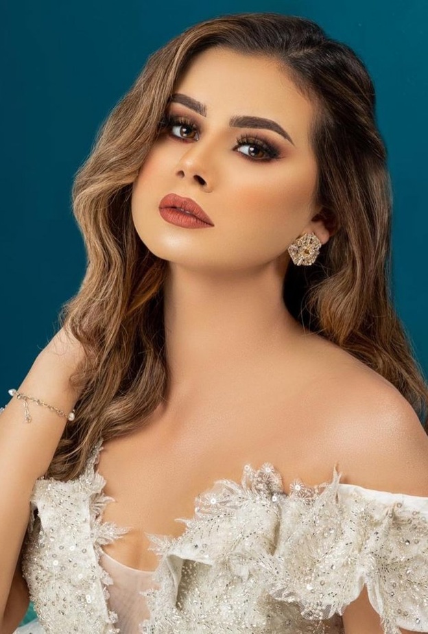 تسريحات شعر ناعمة بأسلوب منة عرفة لسهرات رأس السنة 2021