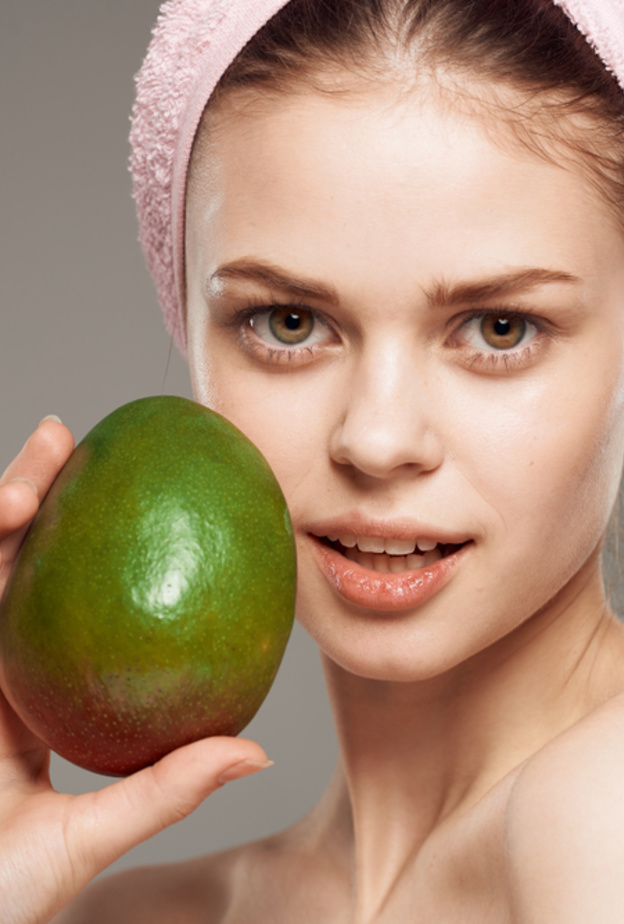  ماسك المانجو وخشب الصندل لتبييض لون البشرة قبل سهرة راس السنة