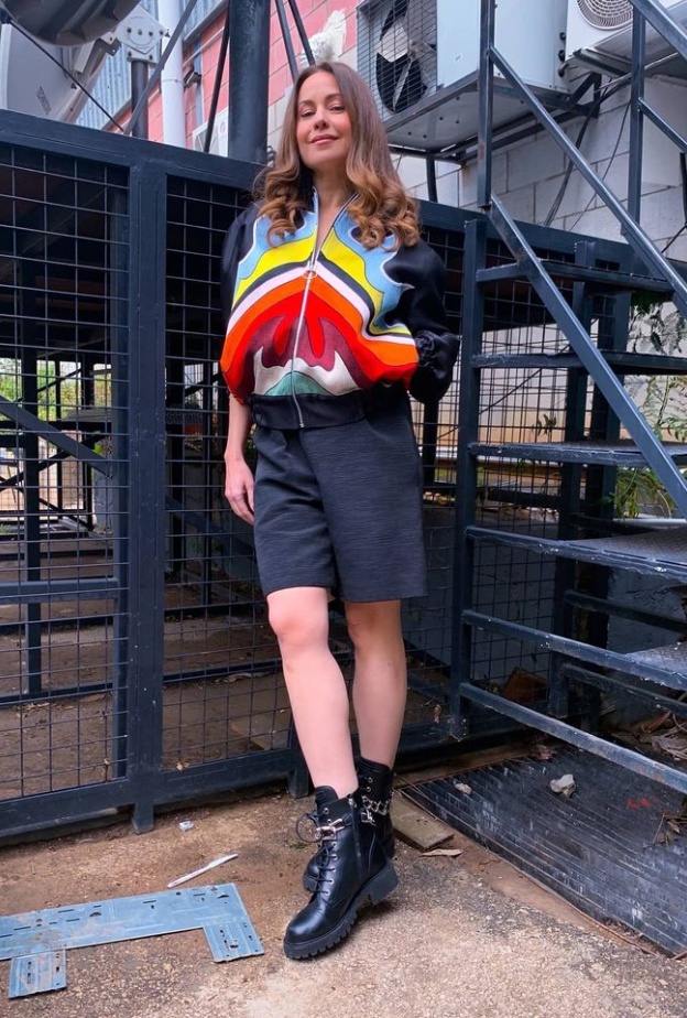 أطلت بالبومبر الأسود من تصميم حسين بظاظ مع الشورت الأسود والبوت