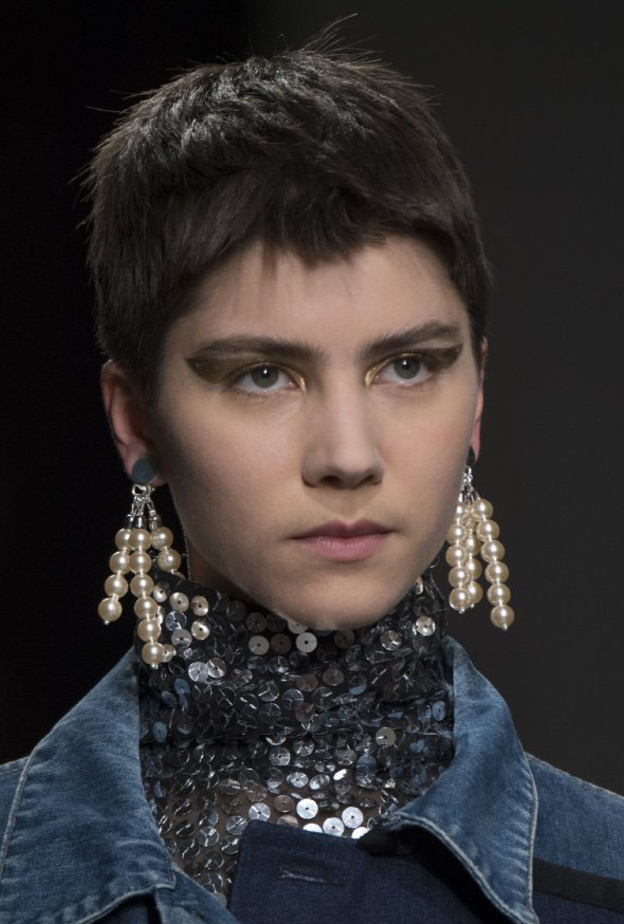 مكياج عيون عصري بتدرجات براقة