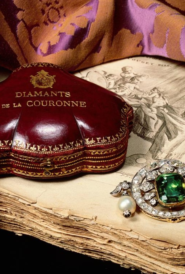  بروش من الألماس والزمرد واللؤلؤ تم تضمينه في عملية شراء تيفاني عام 1887 لجواهر التاج الفرنسي