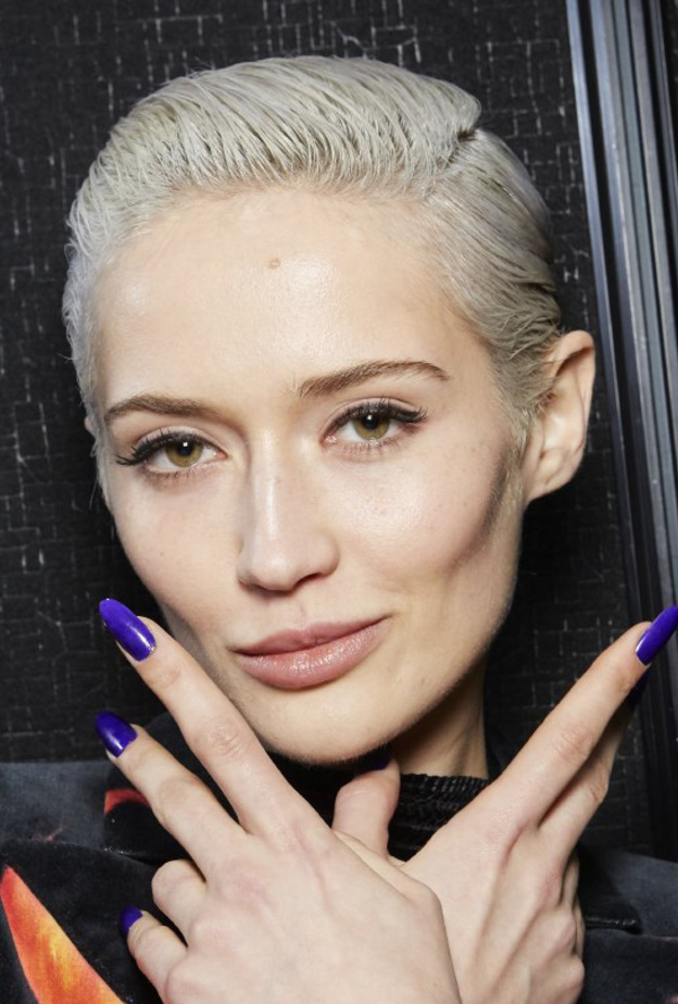 الوان طلاء اظافر نيلية لسهرات راس السنة 2021 من Philipp Plein