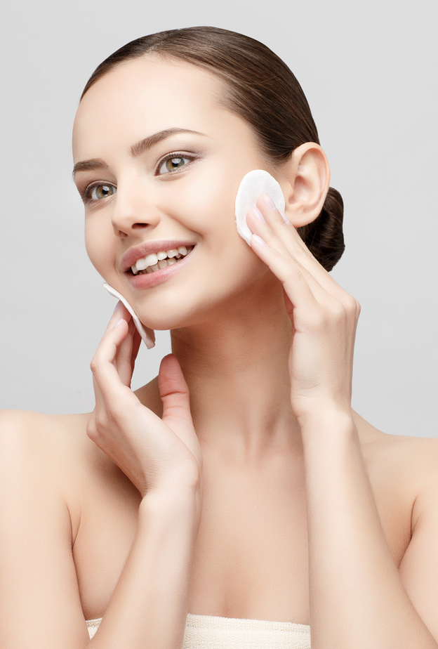 فوائد ماء الورد للوجه قبل النوم