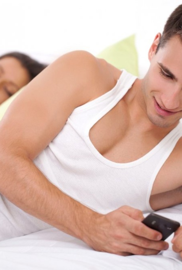  كيف يمكن إكتشاف الزوج الخائن - البرود العاطفي