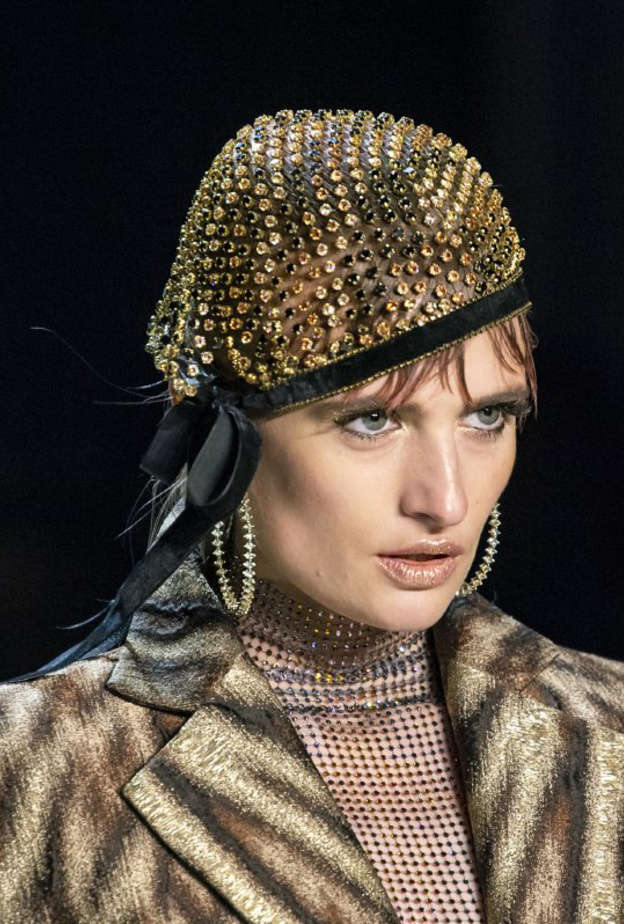 اكسسوارات شعر جريئة مع القبعات من دار Christian Cowan