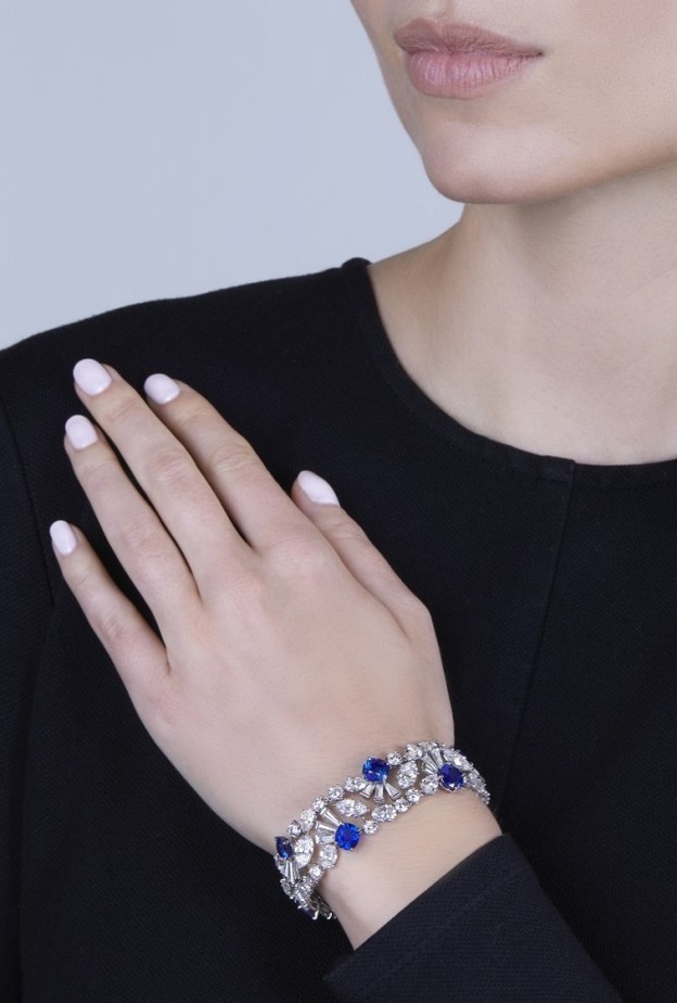  سوار من كارتييه مرصع بالياقوت الأزرق والألماس المباع بمبلغ 1.036.400 دولار