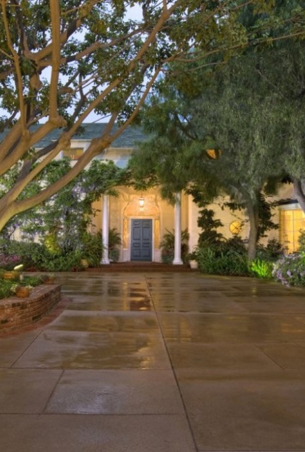 يتميز المنزل بتصميمه الأنيق وملحق به حديقة رائعة الجمال