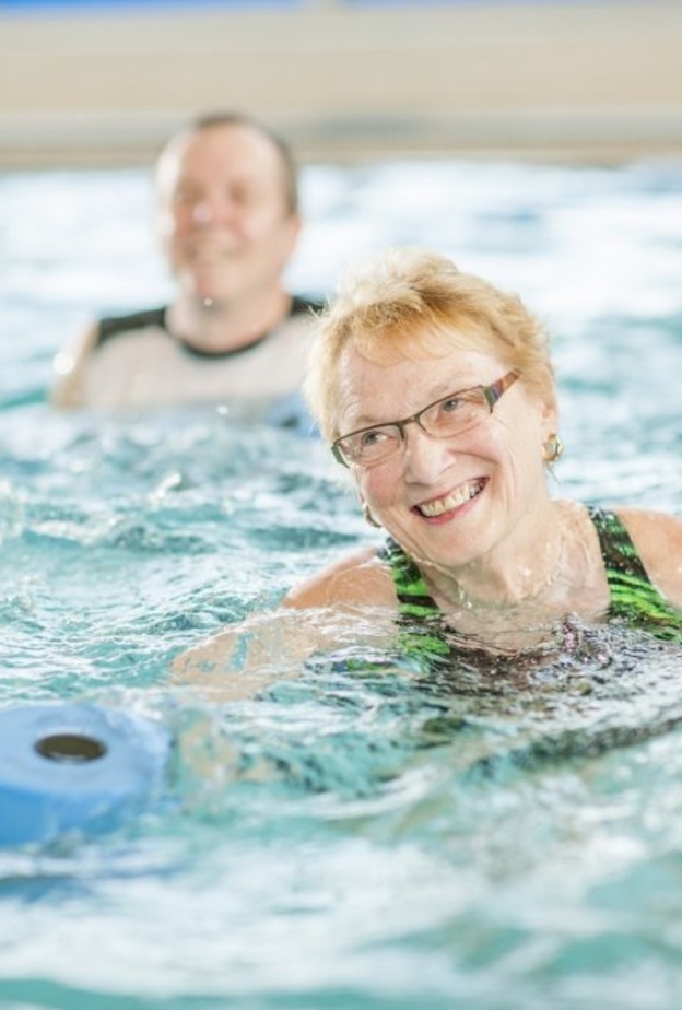 السباحة مفيدة لصحة كبار السن