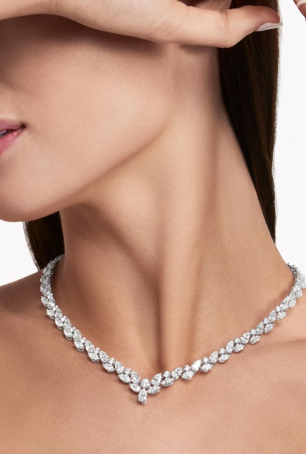 عقد ساحر مرصع بفصوص الألماس على شكل ورق الشجر من graff