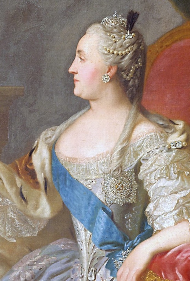 الإمبراطورة كاثرين العظيمة مرتدية مجموعة من المجوهرات الثمينة