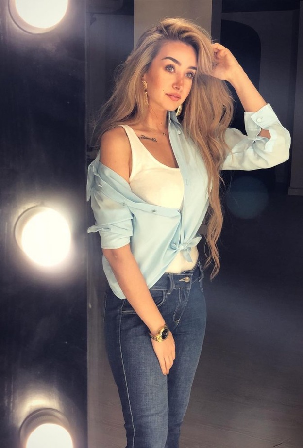  طرق تنسيق البنطلون الجينز الداكن على طريقة هنا الزاهد