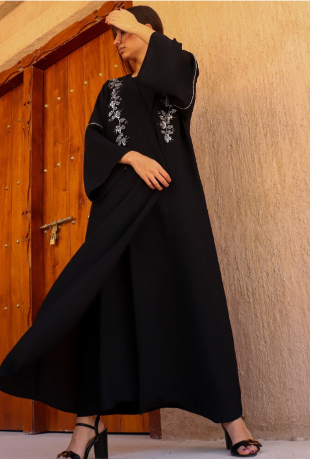  عباية بسيطة باللون الأسود مع التطريزات الأنيقة بالفضي من تصميم WASMAH